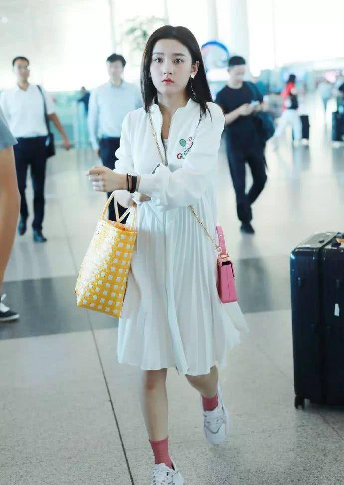 黑色|宋祖儿现身机场，大衣配长裙，大夏天的你这样穿，难道不热吗？