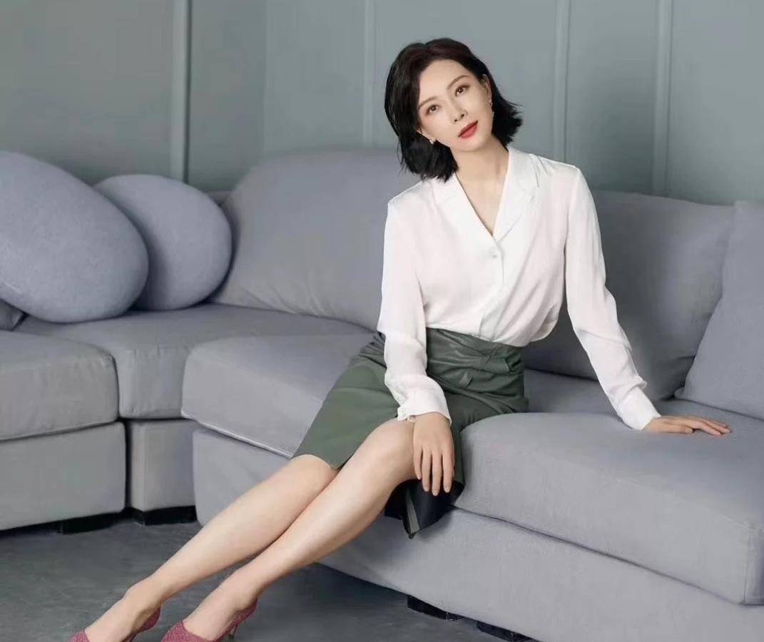 身材|40+的女人想摆脱大妈感，少穿T恤多穿雪纺，看陈数、闫妮就知道了