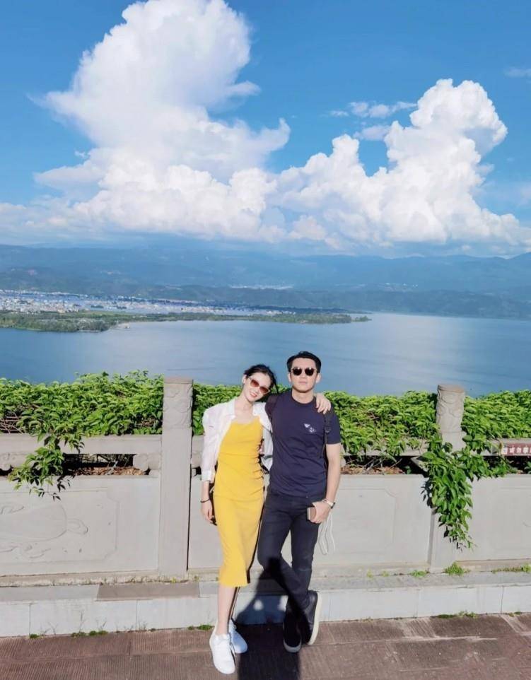 苗苗|苗苗晒夫妻旅游照!产后未满一年变回女神,郑恺发际线抢镜像大叔