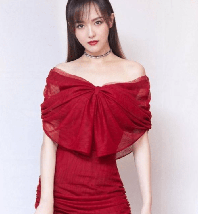 一身|唐嫣挑战“央视风”穿搭,一身正红西装优雅端庄,连气质都升华了