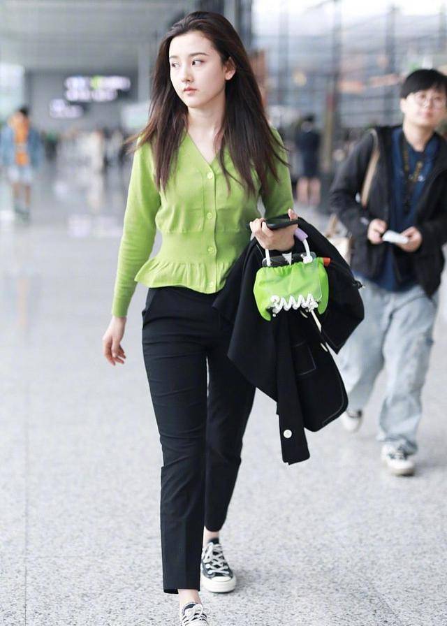 黑色|宋祖儿穿搭小课堂，少女风格值得学习，让你像小精灵般灵动！