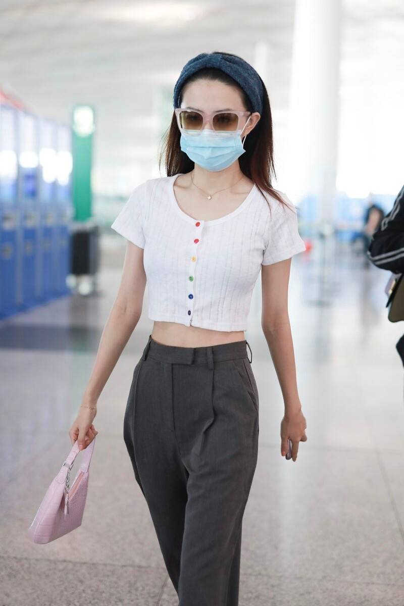 增加了|徐璐上衣喜欢“短一截”，露脐衫+高腰裤很洋气，这样穿回头率高