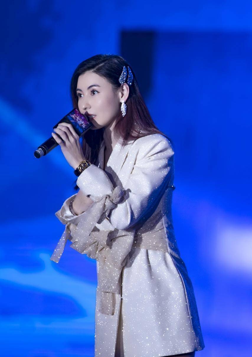 金色|40岁张柏芝重回颜值巅峰,穿金色西装裙复古时尚,少女感超吸睛