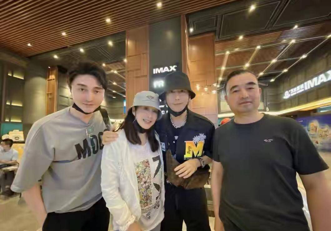 身材|50岁钟丽缇怀四胎？穿宽松T恤遮掩肚子，身材臃肿手也肿孕相十足