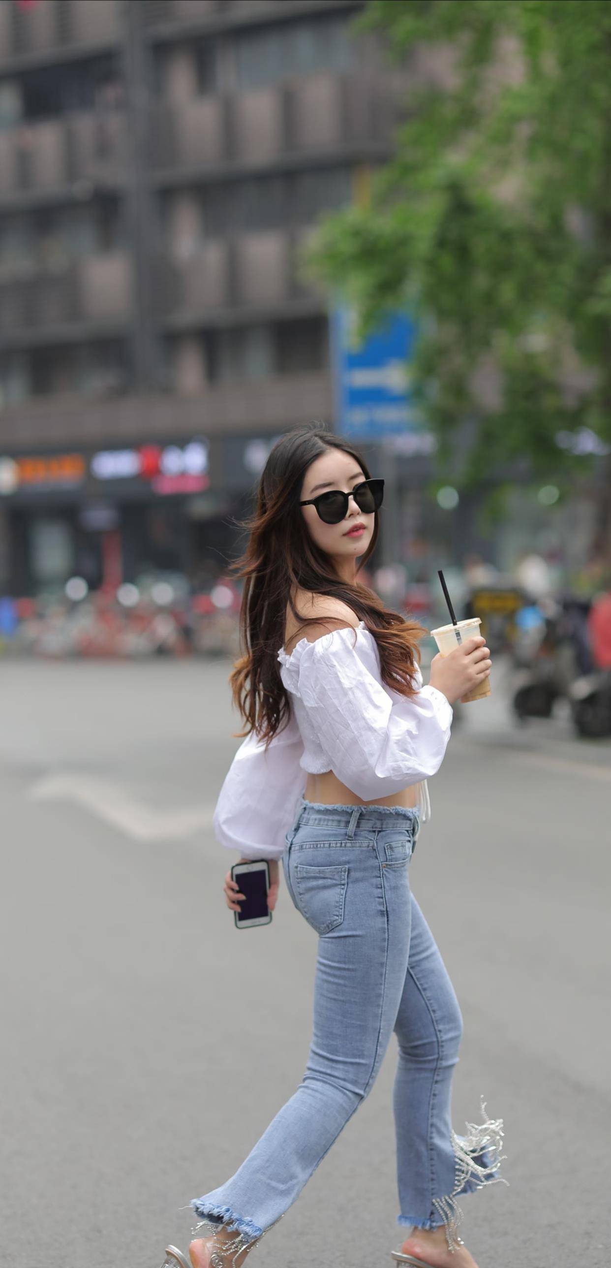 身材|一字肩上衣设计感很强，搭配毛边牛仔裤，微胖身材也很美