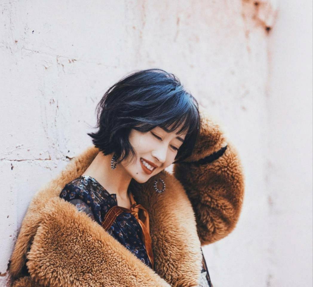 刘敏涛|45岁刘敏涛这么少女?穿粉色西装现身,尽显甜美和可爱