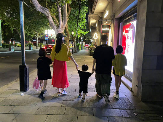 叛逆|蔡少芬罕见染发大变样!48岁穿女团装跳舞快认不出,叛逆风太抢镜