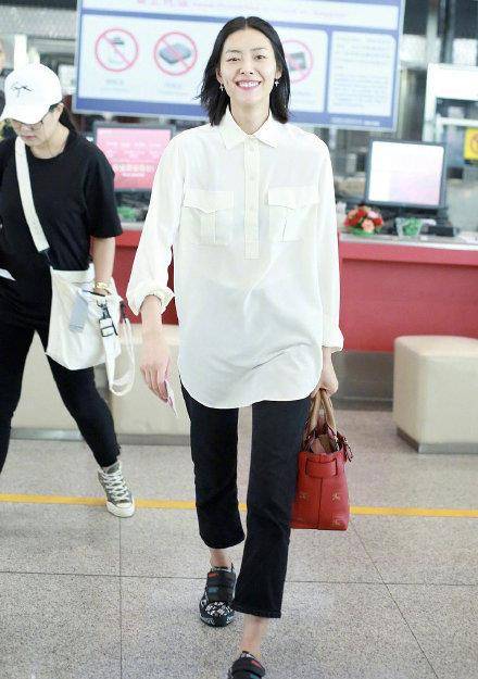 身材|“直男斩”白衬衫必须要有！宋祖儿变身“德善”，大表姐难掩霸气