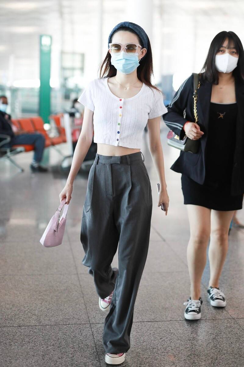 增加了|徐璐上衣喜欢“短一截”，露脐衫+高腰裤很洋气，这样穿回头率高