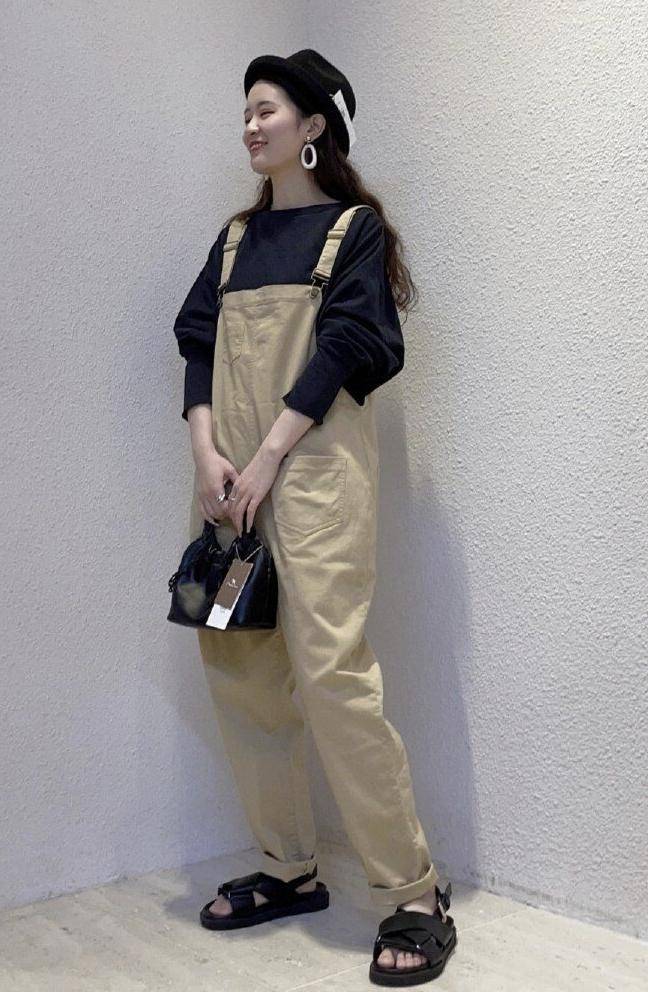 浅色|好看的背带裤不只牛仔面料,元气满满还可爱,初秋的绝佳服饰