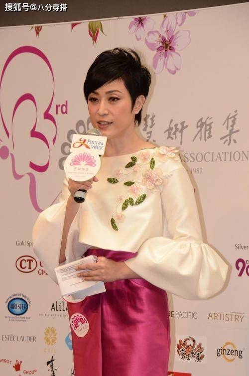 整体|陈法蓉越老越有韵味,穿绿色V领礼服端庄稳重,高挑时髦真贵气