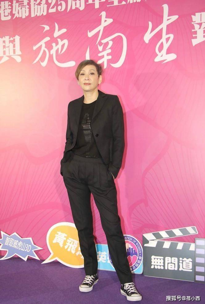 颜色|余安安到了大婶的年纪更敢穿，一袭蕾丝拼接裙亮相，领口处好吸睛