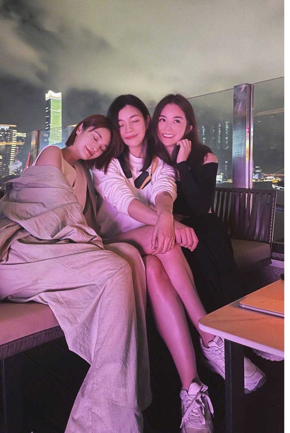 显得|杨丞琳陈妍希蔡卓妍坐在一起，不仅穿搭养眼，姐姐们的状态都不错