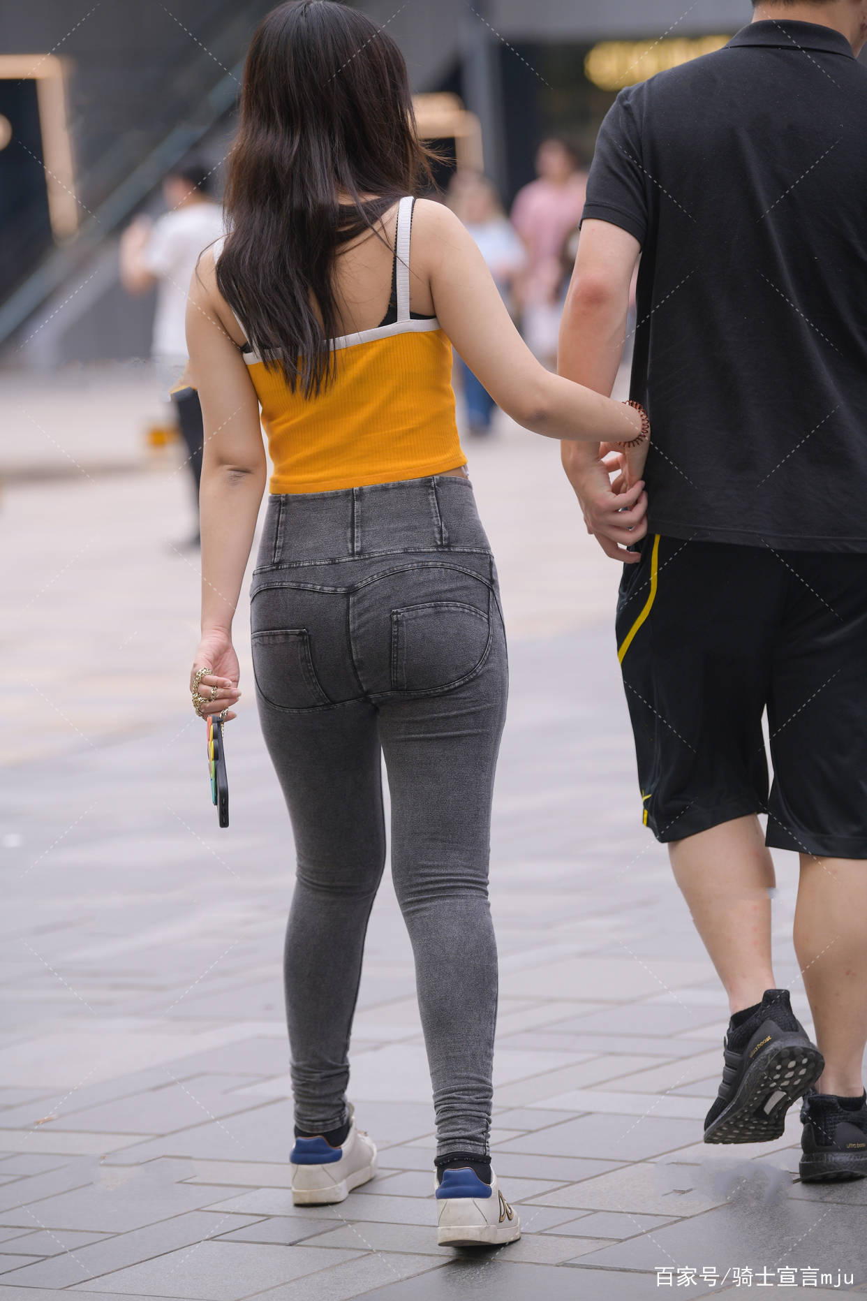 感觉|黄色露腰吊带配灰色裤子，气场动人，青春靓丽
