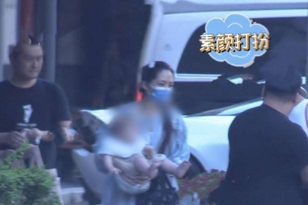 一身|小向太郭碧婷私下太邋遢!素颜穿睡衣直接出门,头发更是随便扎