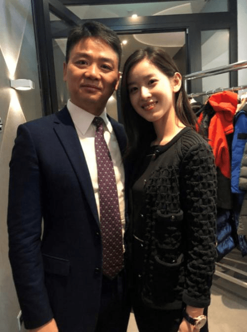 奚梦瑶|同样都是嫁入豪门，章泽天、奚梦瑶气质太不一样，感觉有点差距