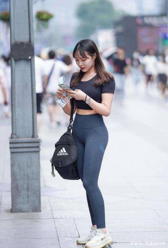 黑色|黑色露腰短袖搭配黑色运动打底裤，秋冬换季，轻松的穿搭