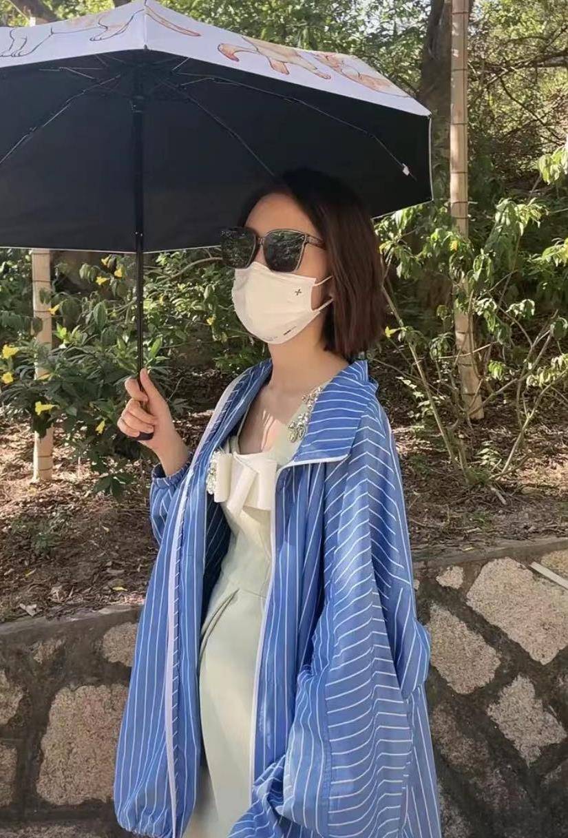 小腹|唐艺昕被疑怀二胎，穿连衣裙室外跳舞，小腹隆起明显引猜测