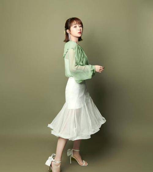 魅力|杨紫单身后瘦上瘾了？别人挤不进的鞋子，她还要绑上蝴蝶结