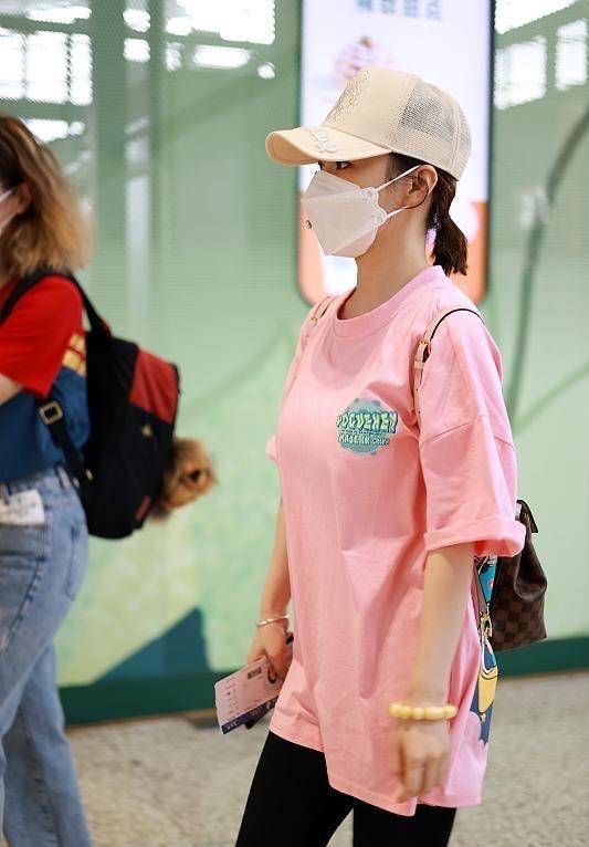 小姑娘|潘晓婷罕见走机场，穿粉T配瑜伽裤像小姑娘，39岁身材保持得真好