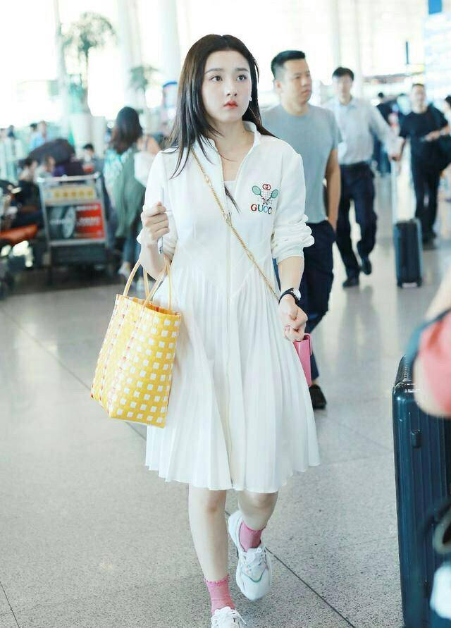 设计|运动风连衣裙挂编织篮，脸上肉肉的好可爱，21岁宋祖儿才是少女感