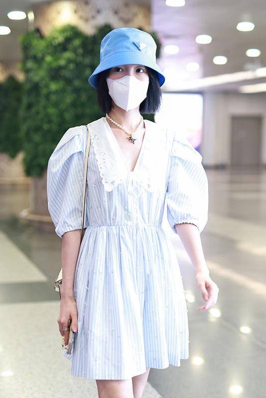 蓝色|毛晓彤这身材也太细了吧，穿蓝色连衣裙秀“竹竿腿”，活力又元气