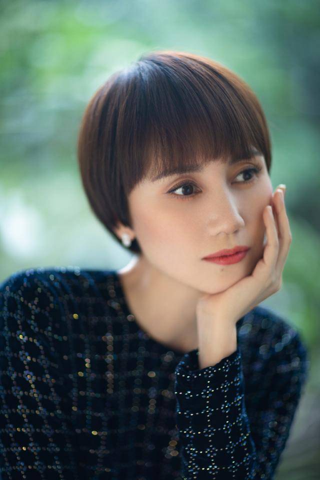 显得|袁泉的高级感独一无二，穿黑色连衣裙端庄优雅，高贵精致太养眼