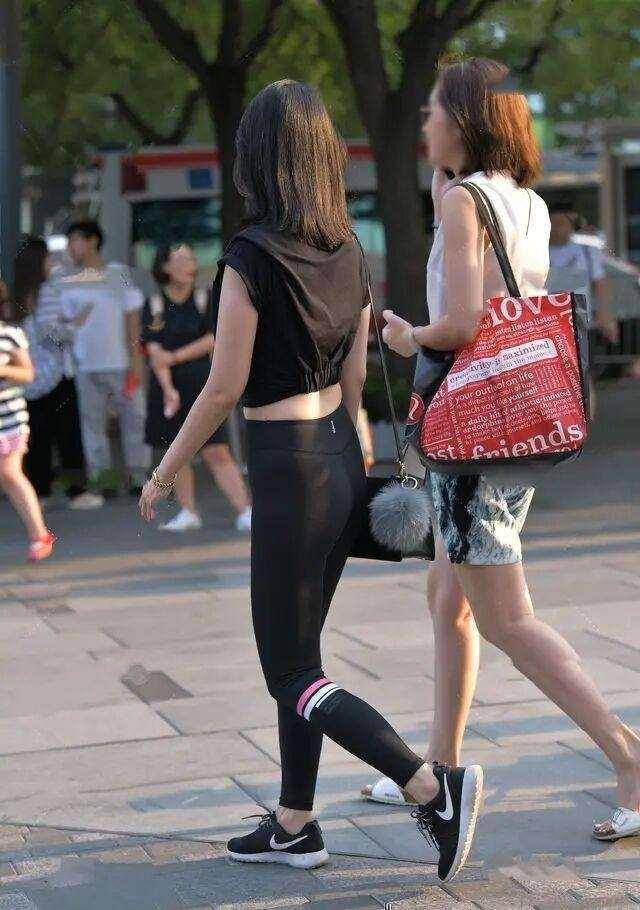 黑色|黑色露腰短袖搭配黑色直筒打底裤，直筒长度为主，打造高腰线