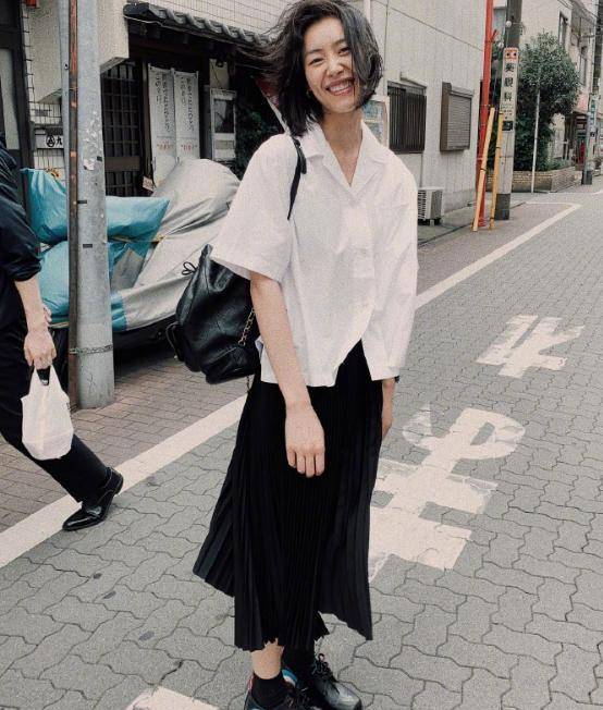 女神|33岁的赵丽颖，一袭白色长裙温婉大气，女神形象又被颠覆了