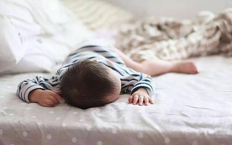 对比|孩子一放假就不睡午觉？对比幼儿园和家里的三个区别，你就知道了