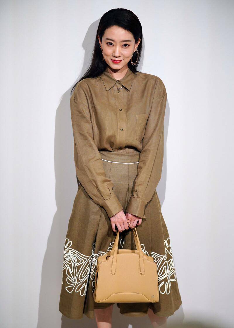 张小斐|张小斐成名后大变样,现身路演腰身粗壮一圈,裙子好普通可三万块