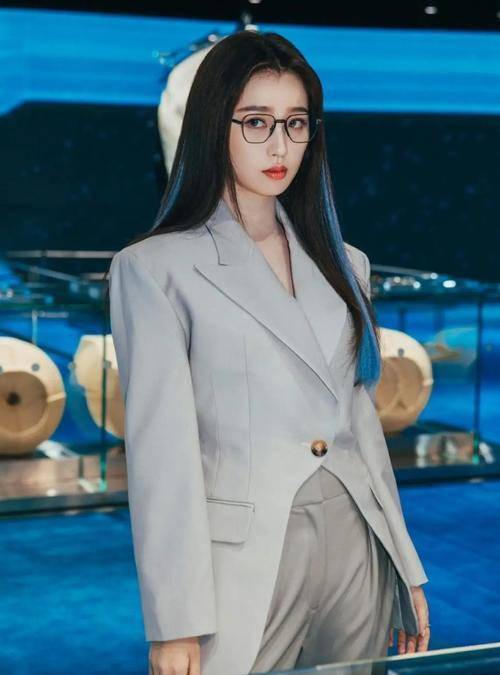 色彩|虞书欣还有这一面，穿西服套装很有女人味，清冷感十足