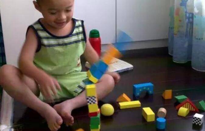 对比|孩子一放假就不睡午觉？对比幼儿园和家里的三个区别，你就知道了