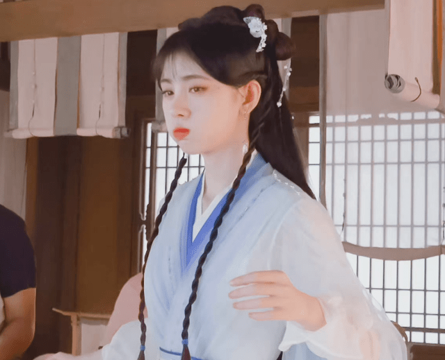 服装|鞠婧祎《花戎》出路透，古装造型不再千篇一律，连眼妆也都换了！