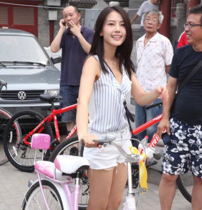 漂亮|年轻时候的高圆圆好美，穿着简单淡雅，站在人群中好出彩