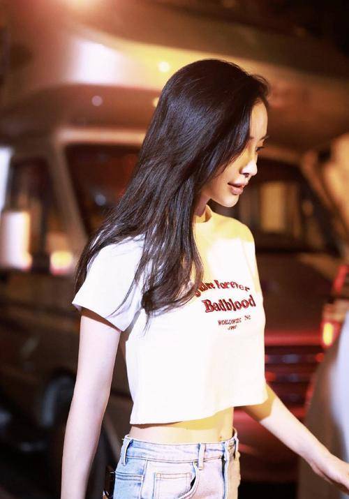 杨颖|杨颖最新上班私服，白色刺绣短T搭配牛仔裤，完美展现腰线