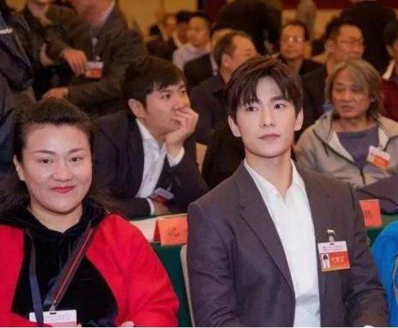 漂亮|人民大会堂开会不允许化妆，看到素颜出镜的明星，你认出了几个？