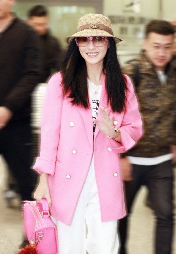 颜色|40岁张柏芝丝毫不显老,穿抹胸连体裤凹造型,瞬间美回初恋