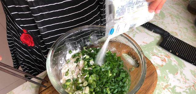 加入适量|夏天我家早餐如此吃,2个鸡蛋,1碗面粉,蓬松香软,比吃肉还香