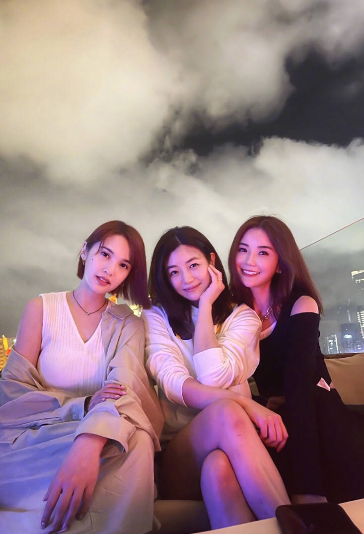 显得|杨丞琳陈妍希蔡卓妍坐在一起，不仅穿搭养眼，姐姐们的状态都不错