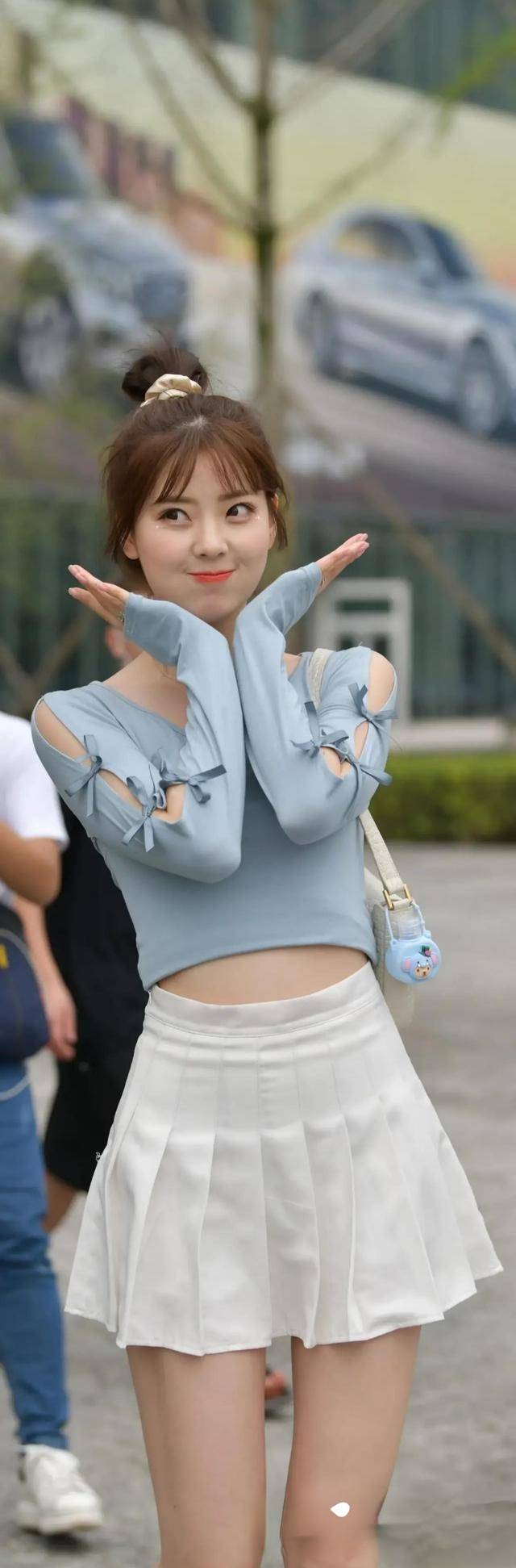 高跟鞋|配上粉底短裤的白色宽袖,充满青春活力,气质明媚动人