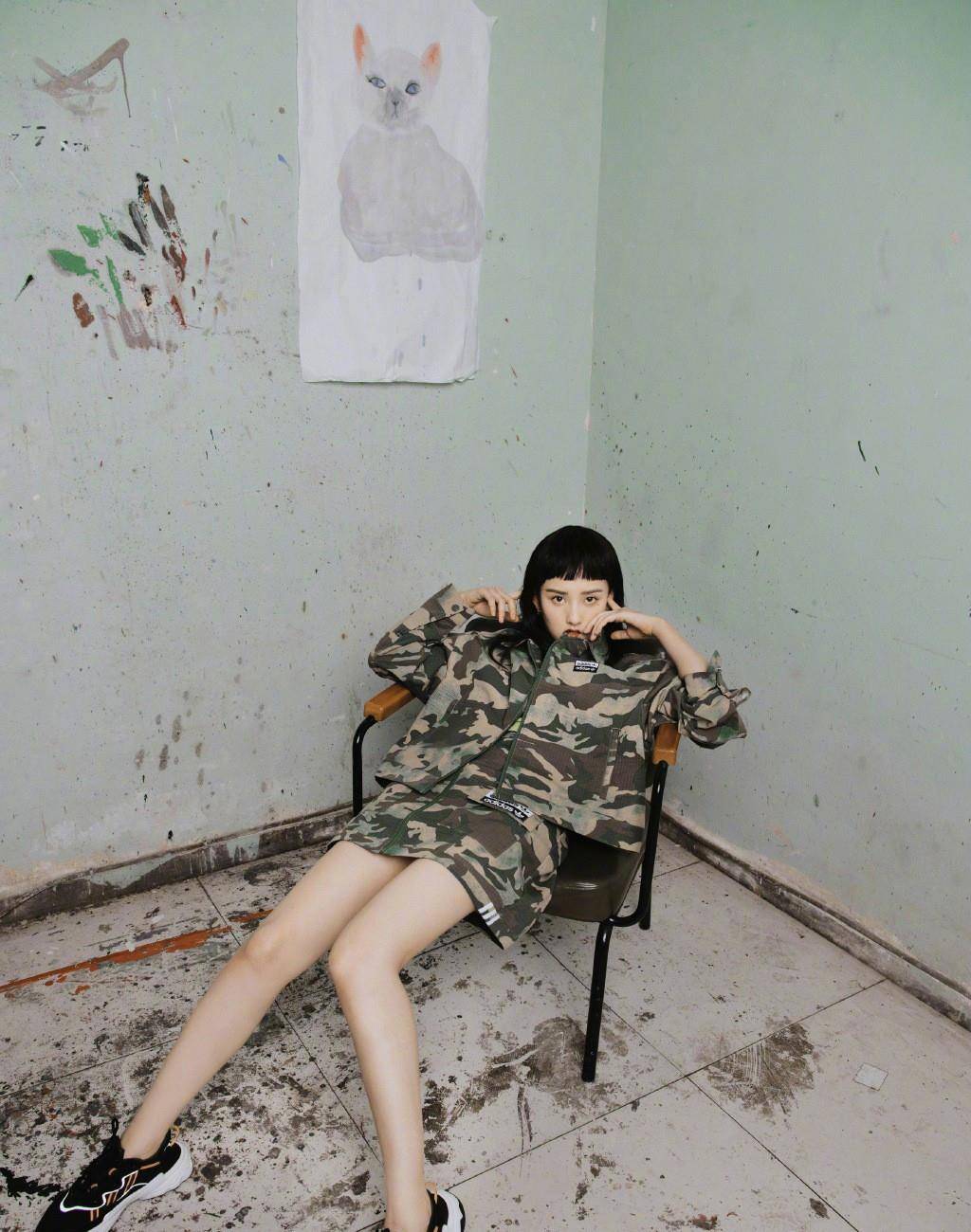 大腿|宋祖儿真会玩，复古长裙直接撩到大腿，配“锅盖刘海”俏皮性感