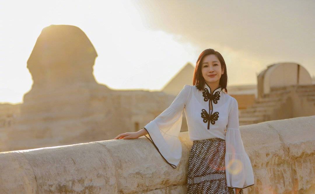 是属于|42岁秦海璐童心未泯,穿大地色大衣时髦复古,搭配耳包太可爱了