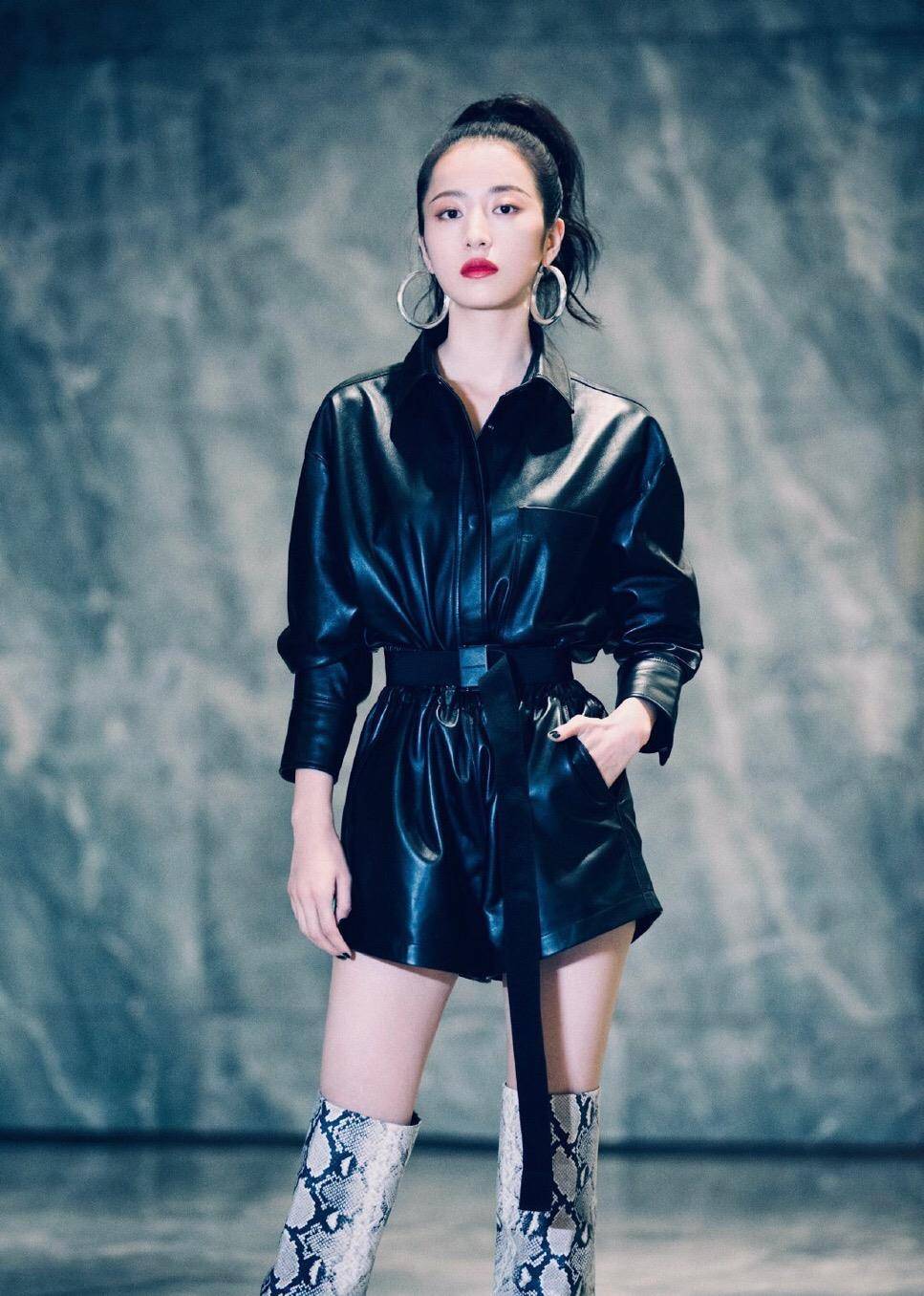 娜比|李宇春气场太强，与娜扎和欧阳娜娜同框也不输，女王不愧是女王
