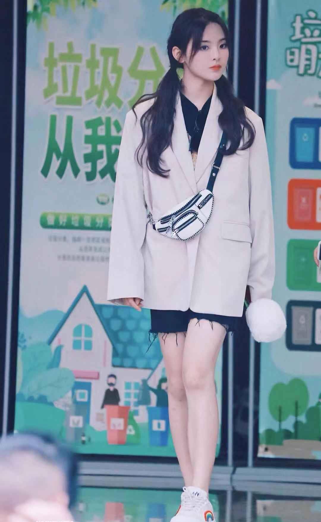 超越|杨超越机场私服，初秋西装外套这么穿，少女感溢出屏幕！