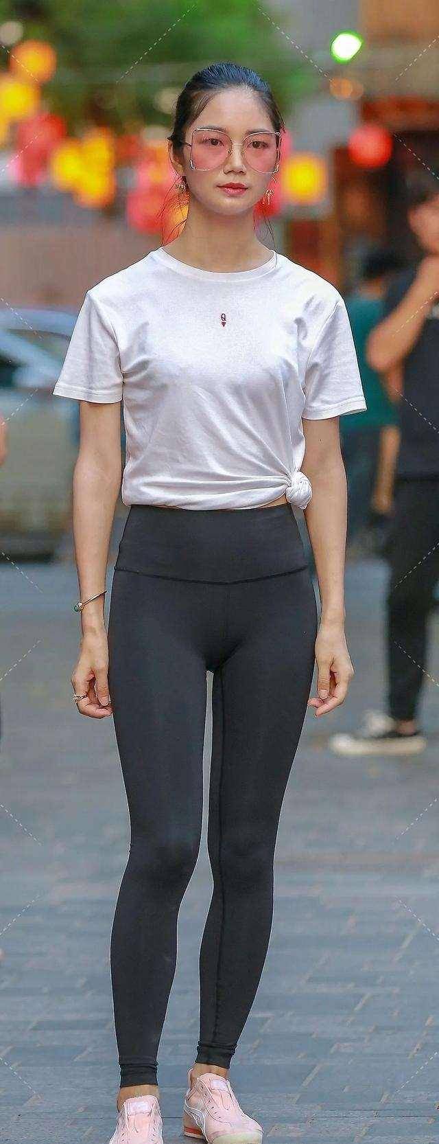 经验|一条充满热情的深沉打底裤，层次感特别强，还不显胖