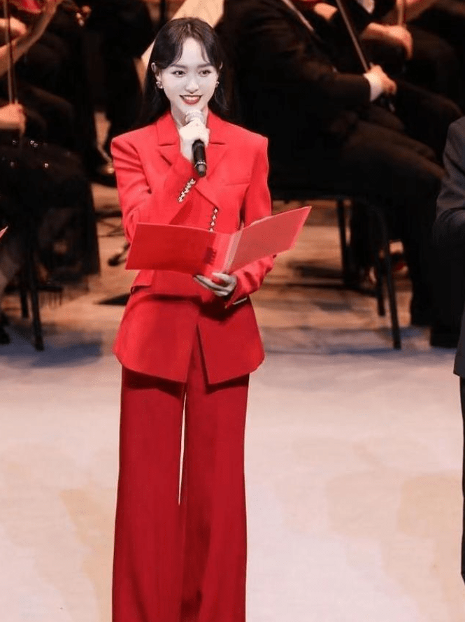 一身|唐嫣挑战“央视风”穿搭,一身正红西装优雅端庄,连气质都升华了