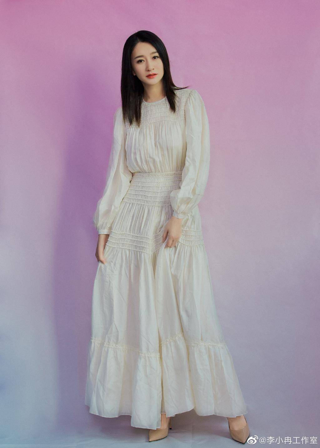 网友|44岁李小冉低胸裙走红毯,3D身材成全场焦点,荧荧珠光太闪耀