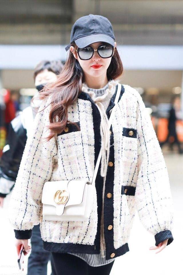 黑色|唐嫣穿搭太有“小心机”,白色小香风外套配黑色打底裤,高挑精致