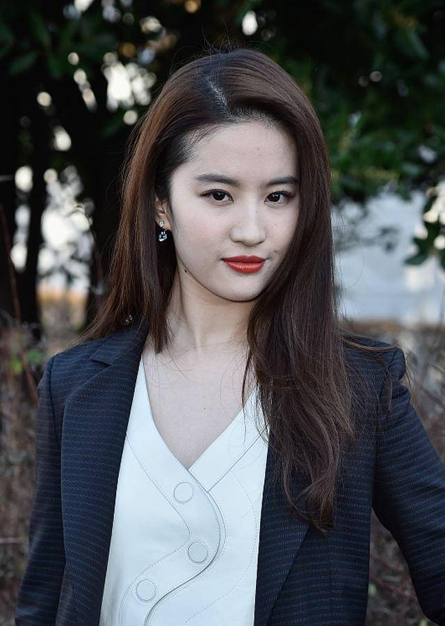 西裤|“神仙姐姐”刘亦菲雨中撑伞,西装穿出好身材,景美人更美